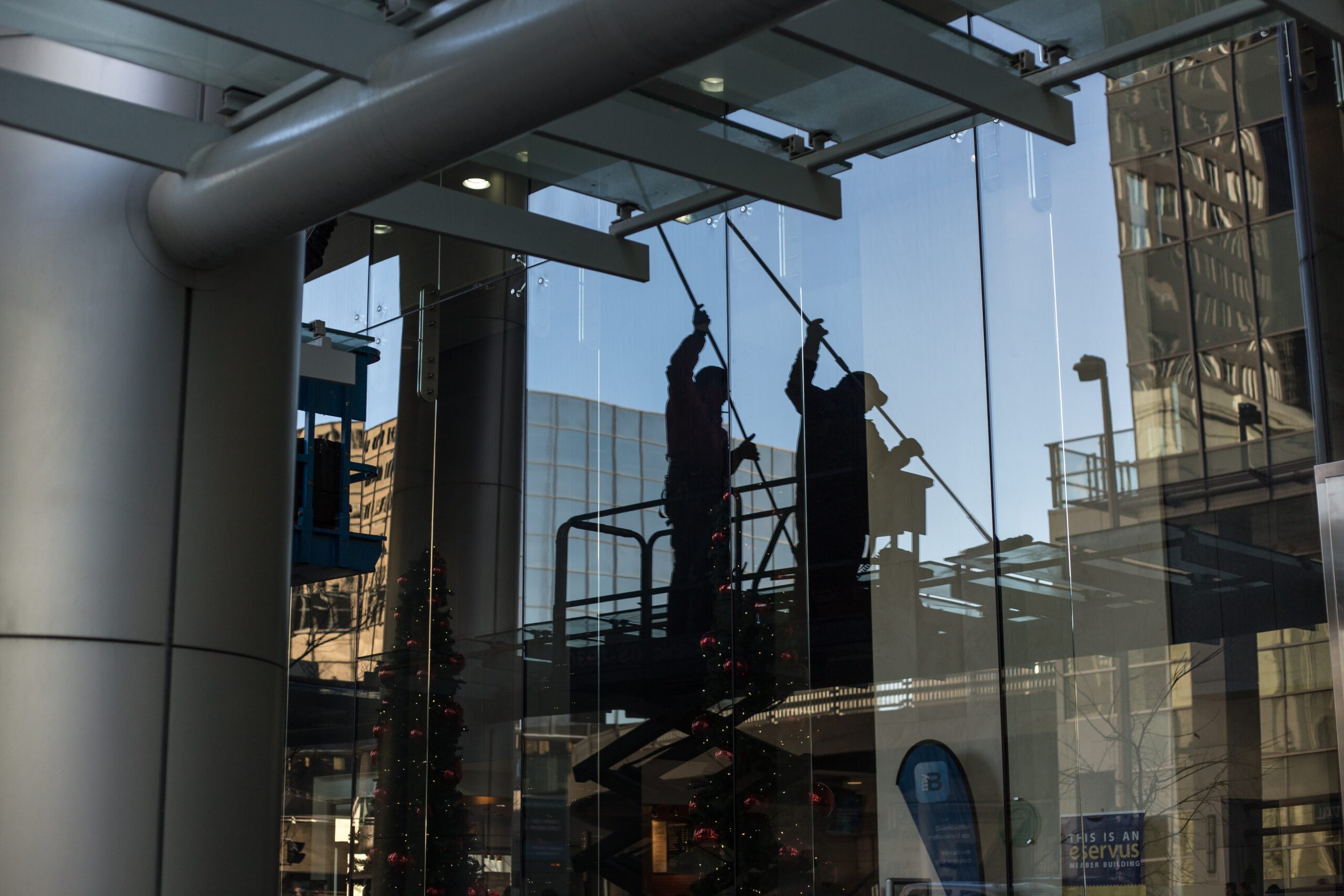 Propex Team bei der Glas- und Fassadenreinigung