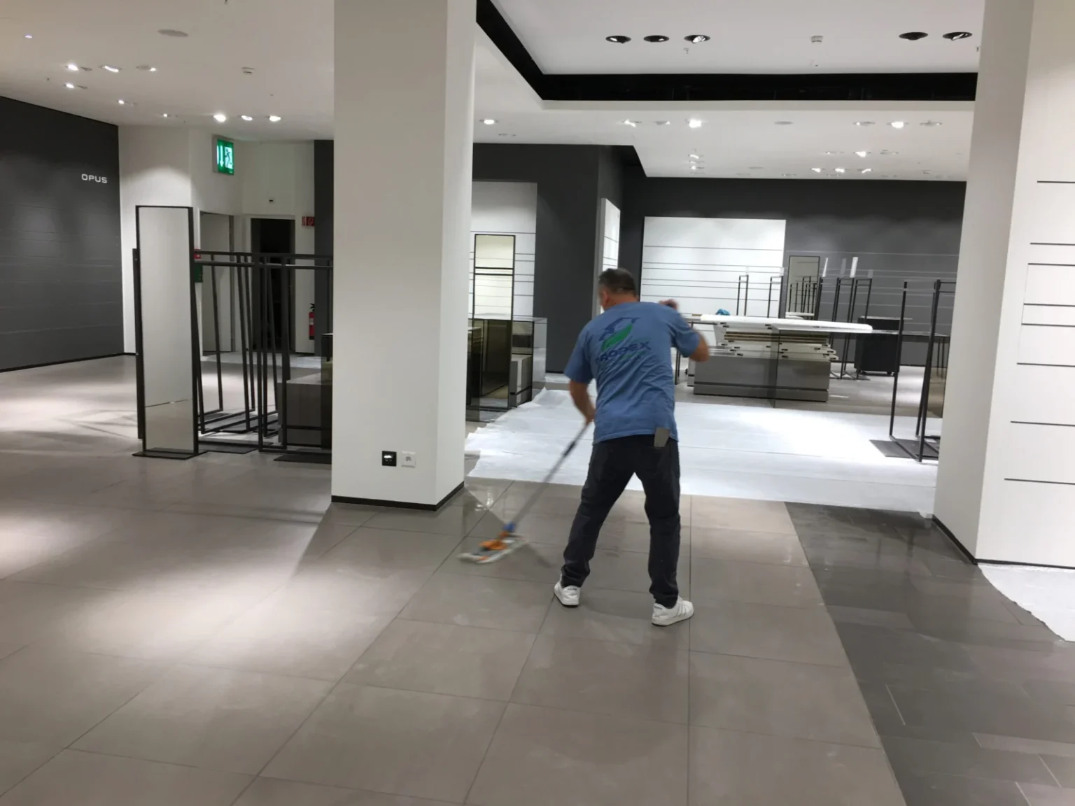 Propex-Mitarbeiter bei der Unterhaltsreinigung eines Showrooms
