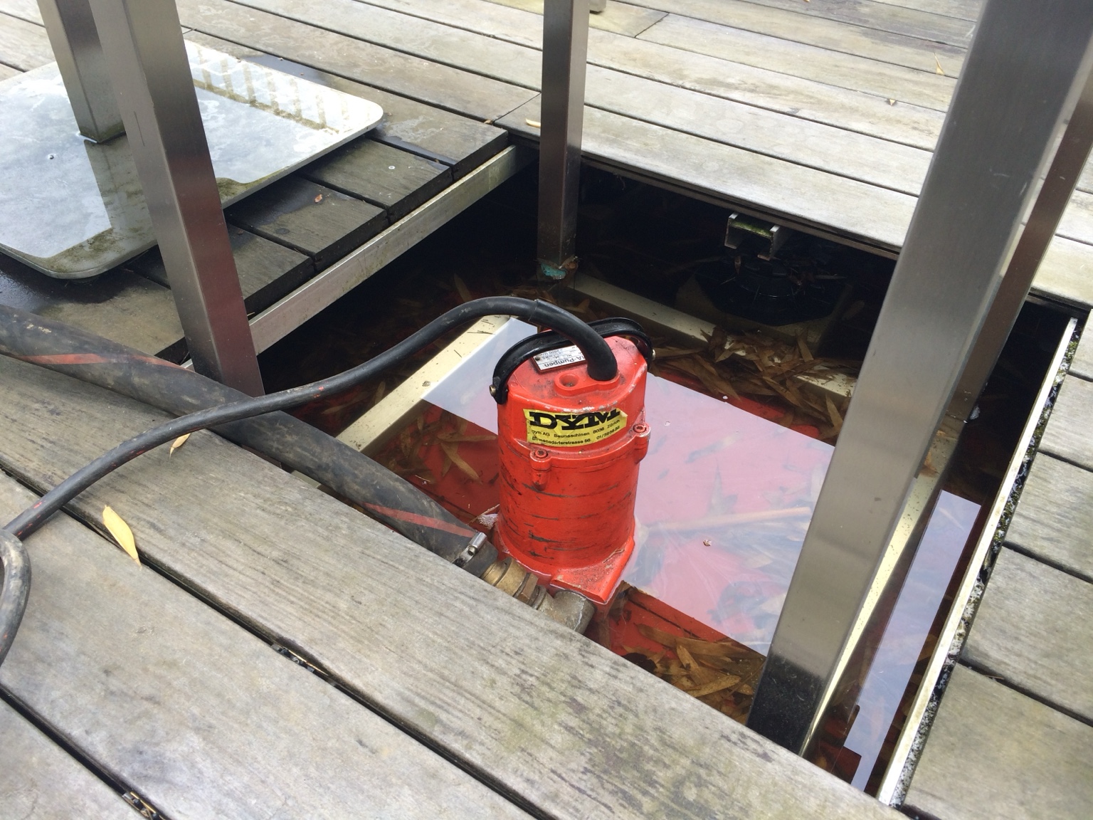 Pumpe bei Wasserschaden in Zürich