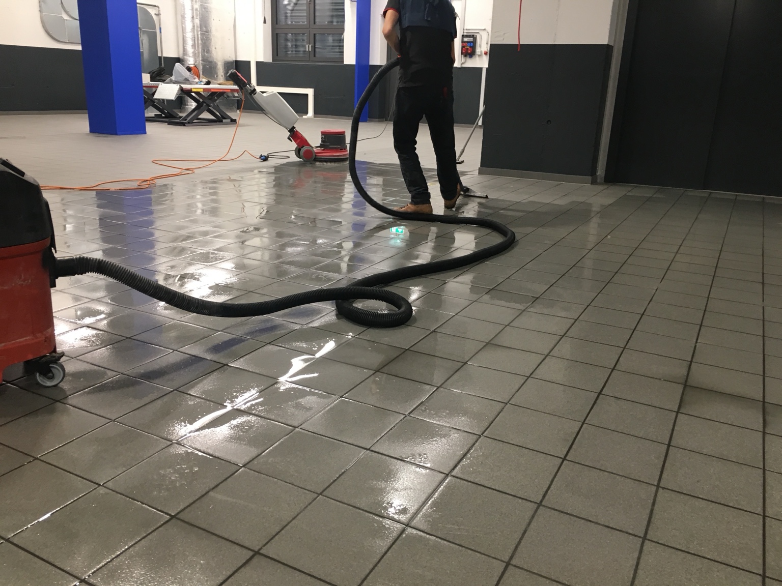 Professionelle Wasseraufnahme bei Wasserschaden in Zürich
