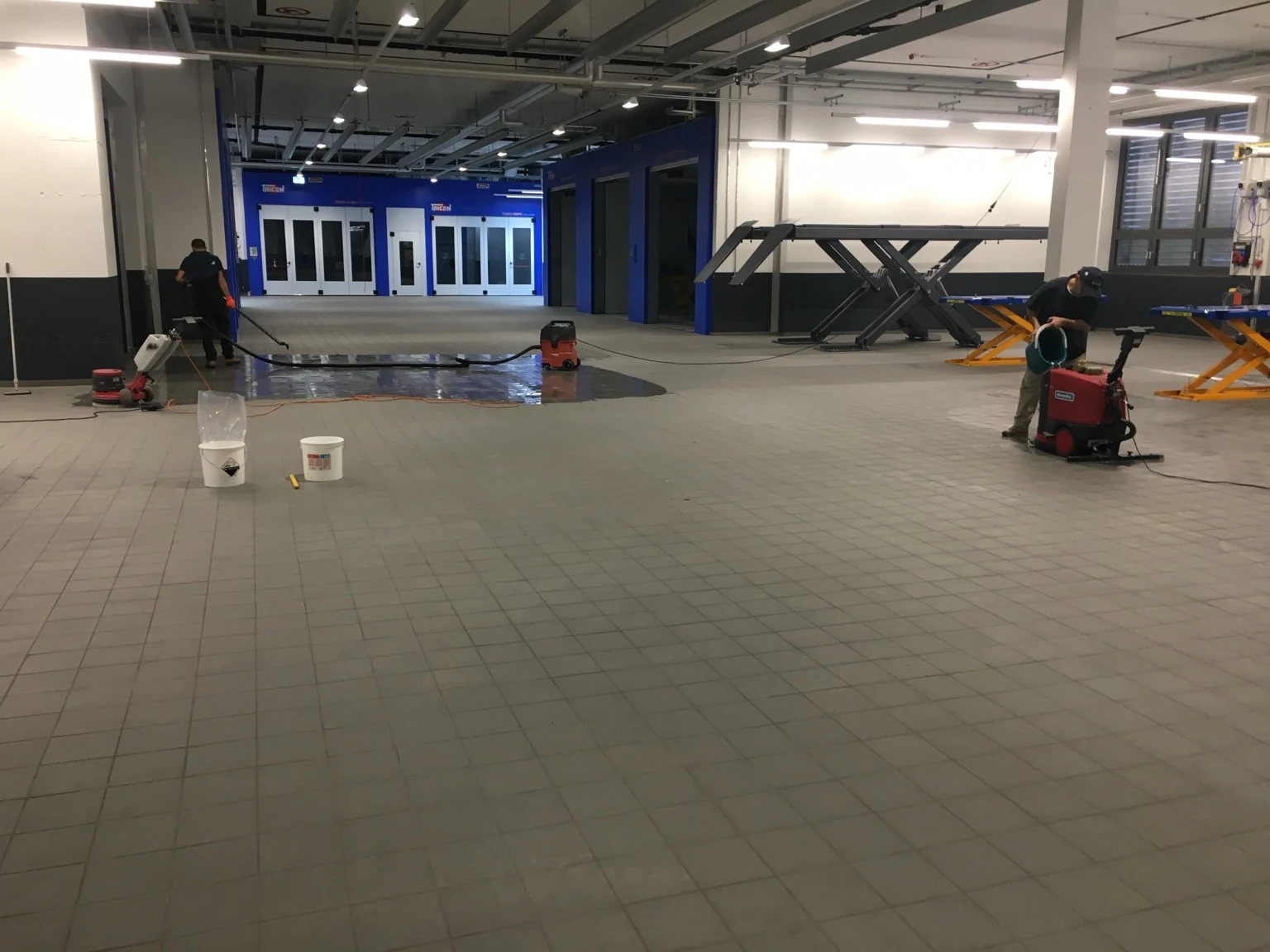 Professionelle Grundreinigung einer grossen Autogarage durch das Propex Reinigungsteam in Zürich.