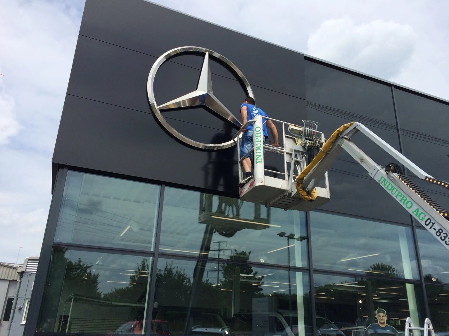 Professionelle Fassadenreinigung mit Hebebühne durch Propex in Zürich.