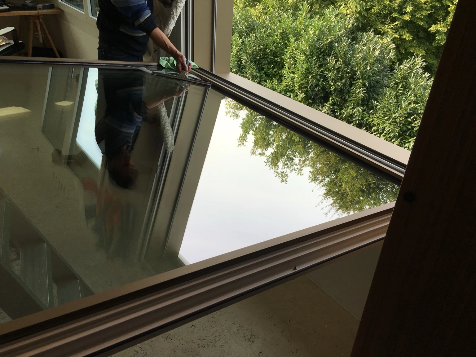 Reinigung schwer zugänglicher Fenster durch Propex in Zürich.