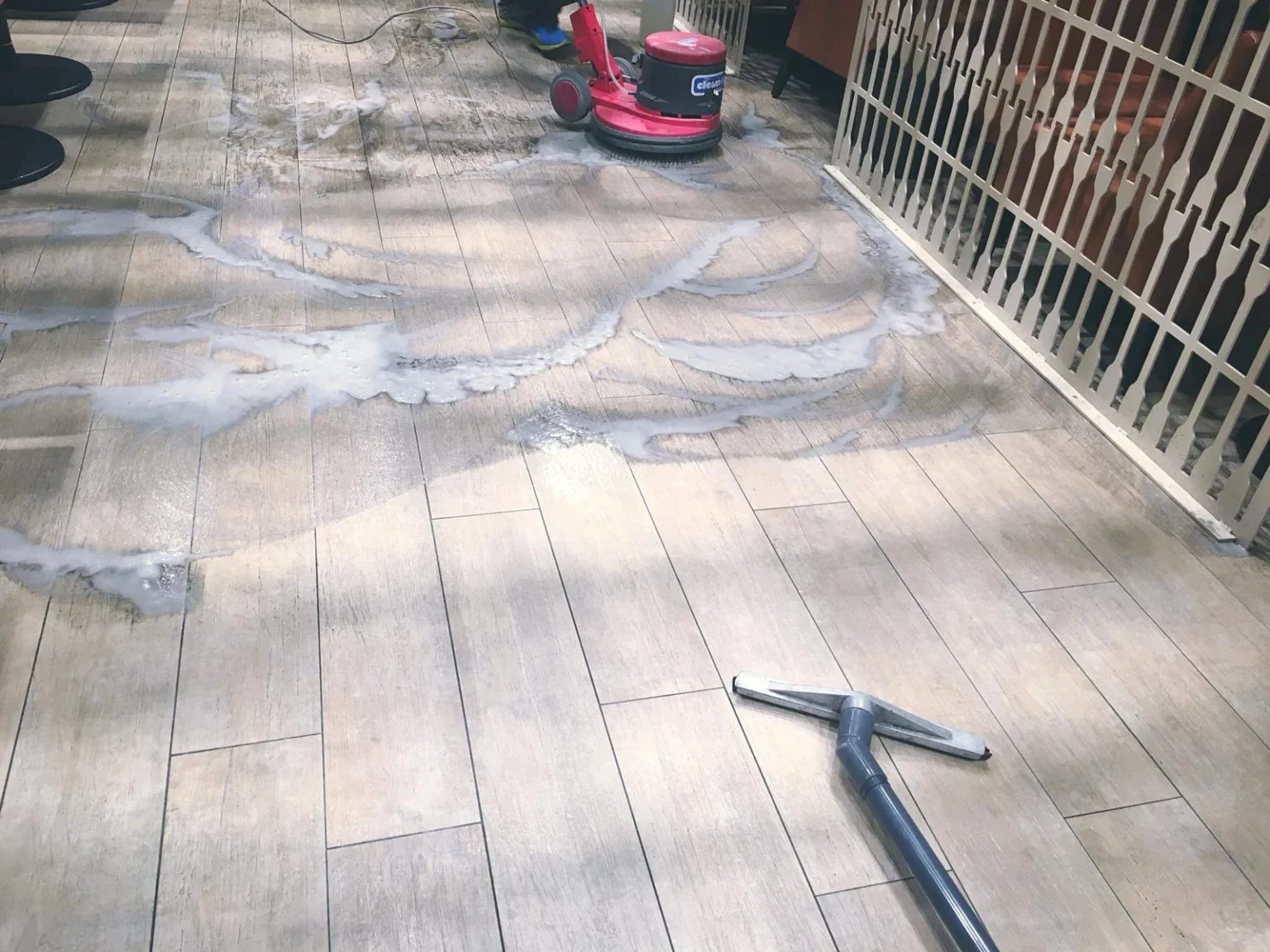 Professionelle Grundreinigung eines Bodenbelags mit Einscheibenmaschine durch Propex in Zürich.