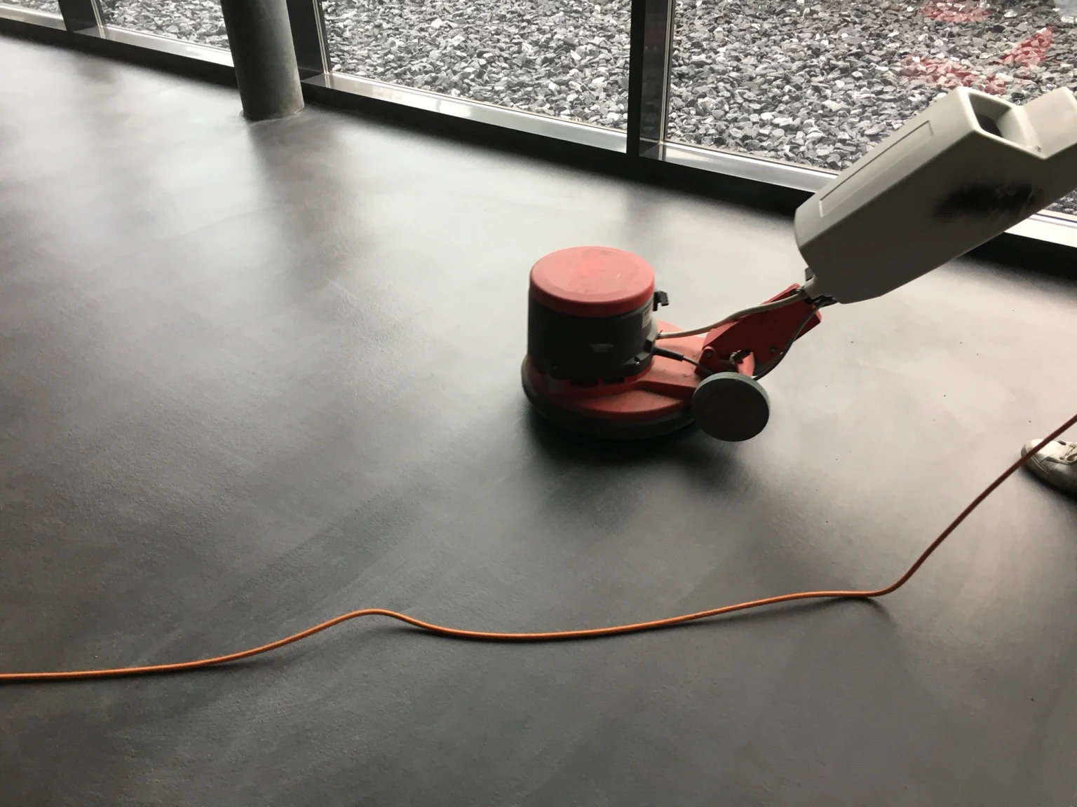 Maschinelle Entfernung einer alten Hartbodenbeschichtung und Vorbereitung für eine neue Beschichtung durch Propex in Zürich.