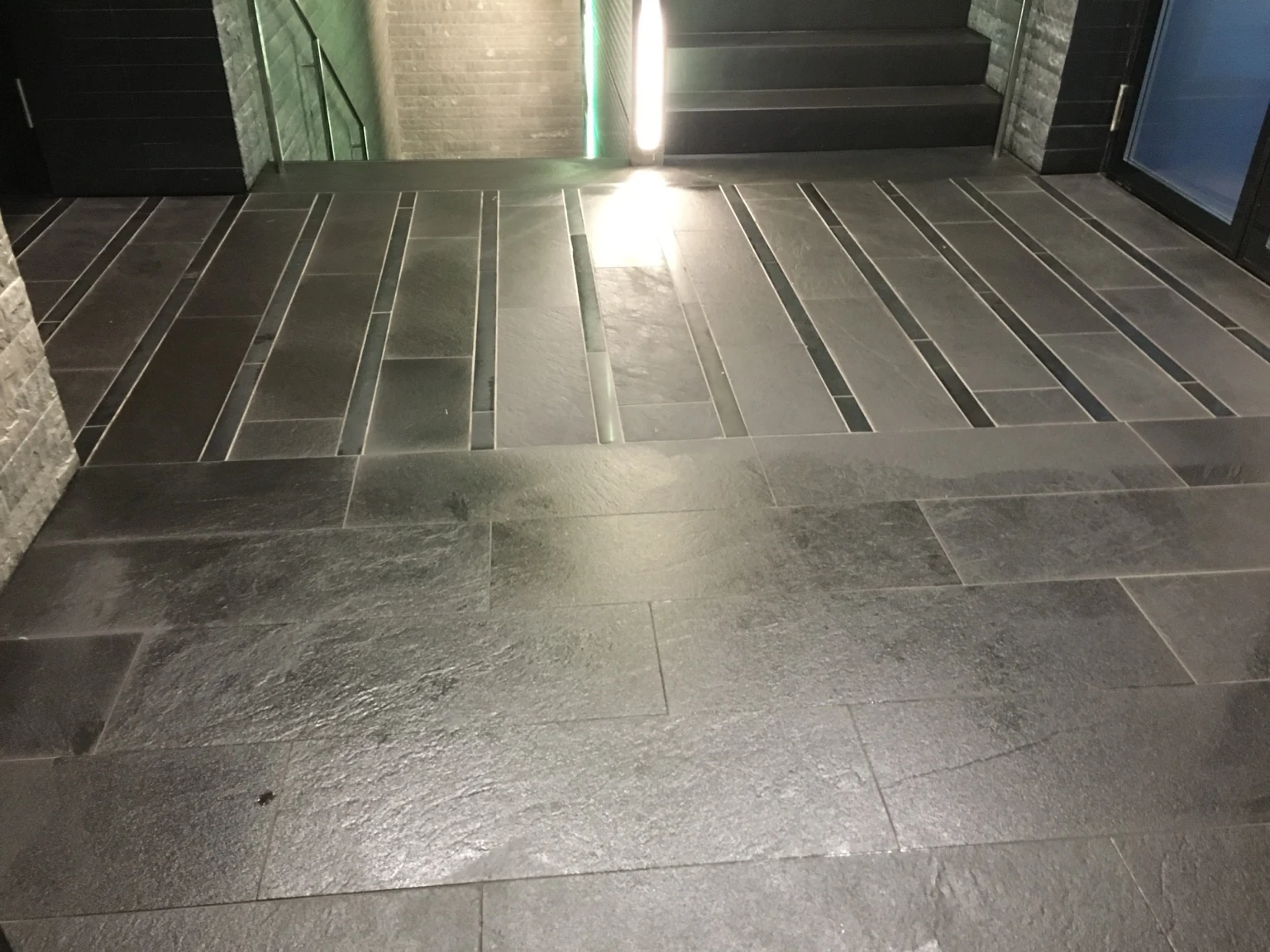 Imprägnierter Natursteinboden nach professioneller Behandlung durch Propex in Zürich.