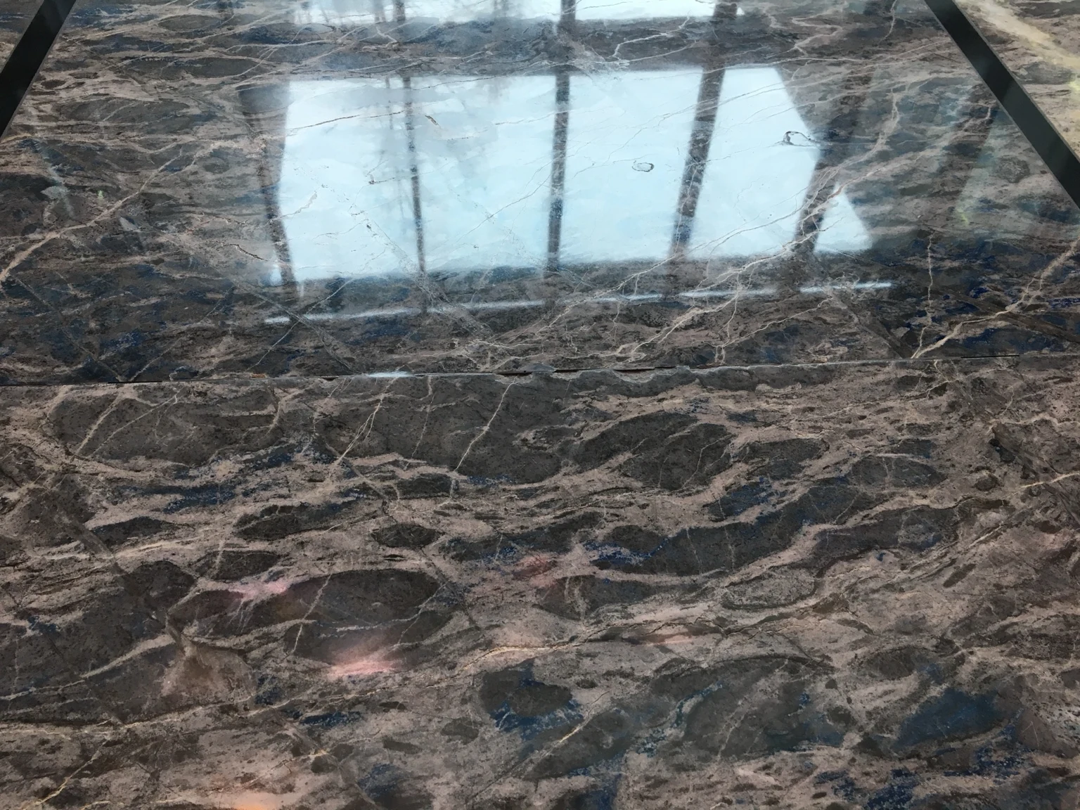 Kristallisierter Natursteinboden mit glänzender Oberfläche nach professioneller Behandlung durch Propex in Zürich.