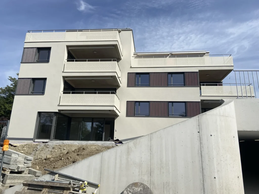 Wohngebäude mit Balkonen der Überbauung Albisbrunn in Hausen am Albis