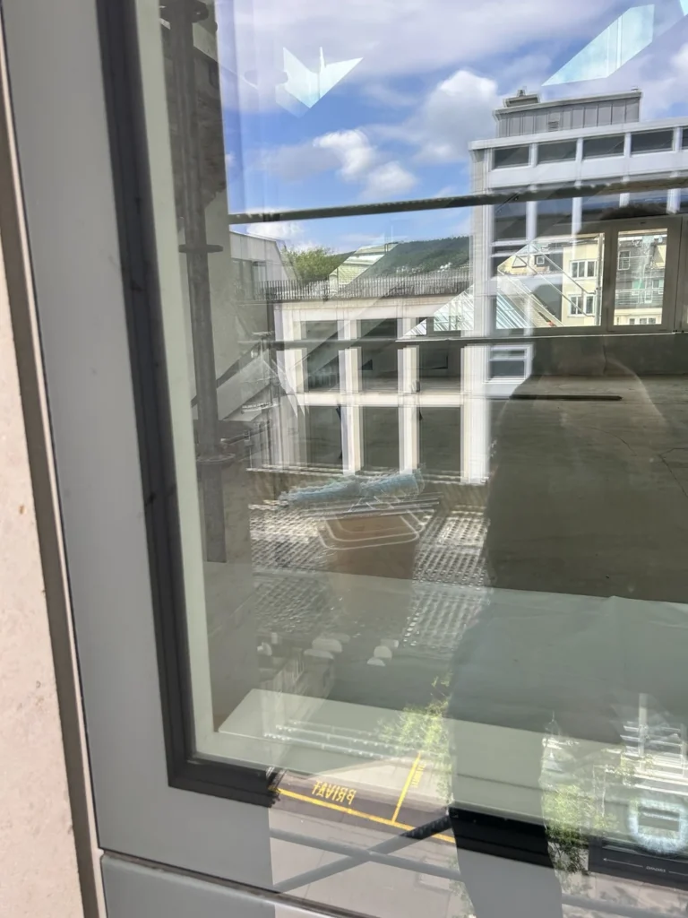 Glas- und Fensterfläche im Geschäftshaus Dufourstrasse während der Bauarbeiten