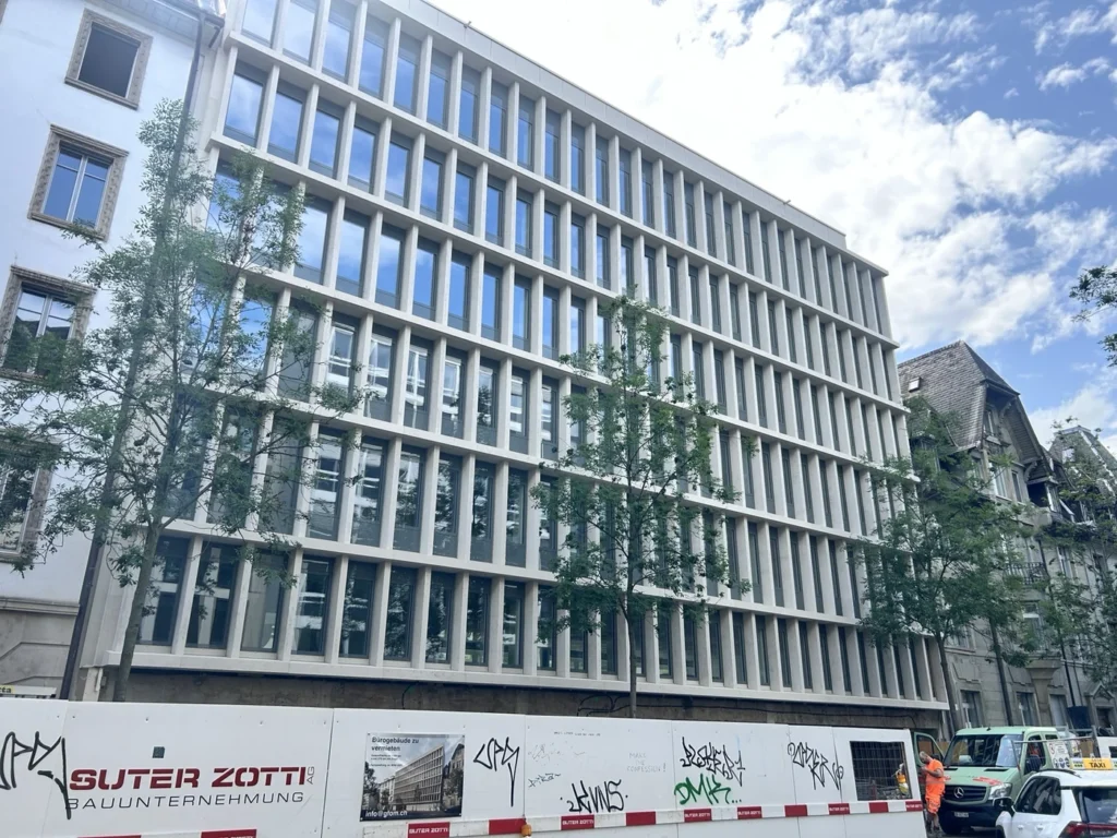 Mehrgeschossiges Geschäftshaus mit weisser Rasterfassade an der Dufourstrasse
