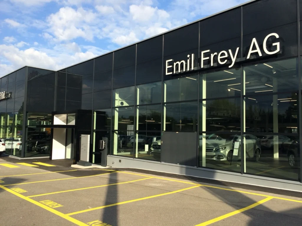 Aussenansicht der Emil Frey AG mit Mercedes-Benz-Ausstellung in Volketswil