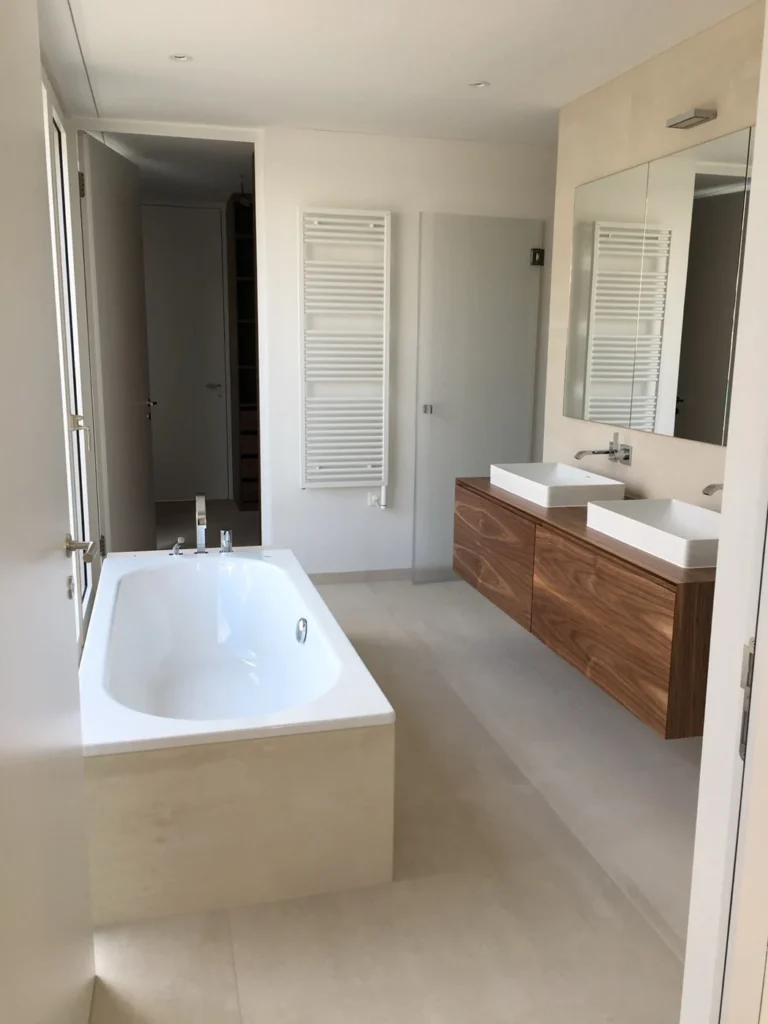 Gereinigtes modernes Badezimmer mit Badewanne in der Wohnüberbauung Feldmeilen