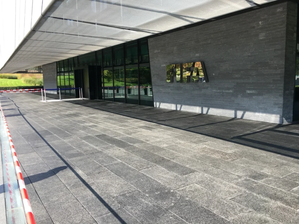 Bearbeiteter Naturstein-Eingangsbereich mit FIFA-Beschriftung