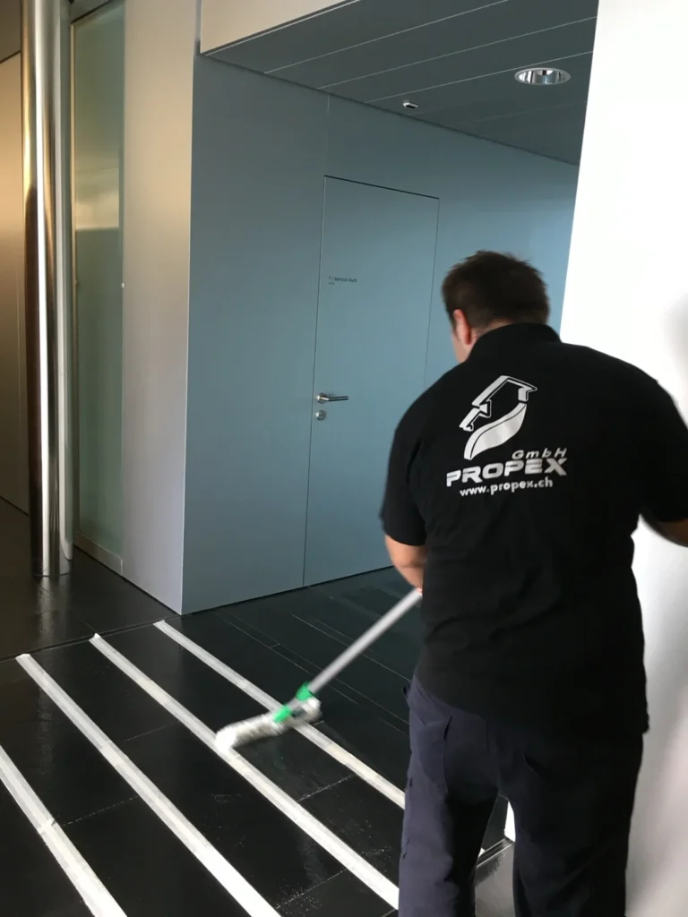 Propex-Mitarbeiter im schwarzen Arbeitsshirt beim Imprägnieren des Natursteinbodens