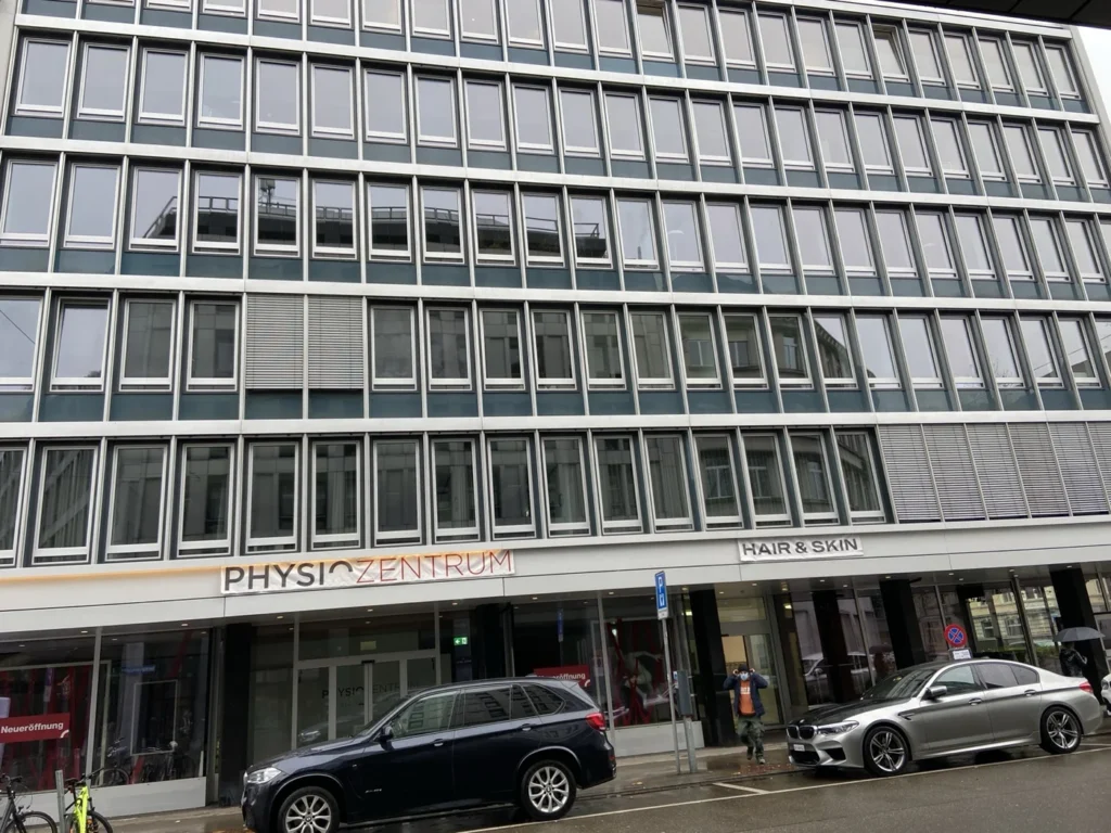 Geschäftshaus Gotthardstrasse 62 mit Physiozentrum-Beschriftung