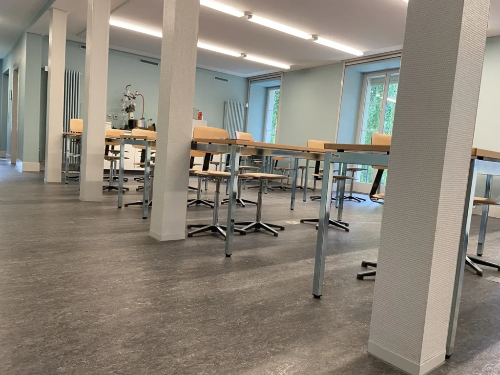 Gereinigter Unterrichtsraum mit hellblauen Wänden in der Rudolf-Steiner-Schule Zürich