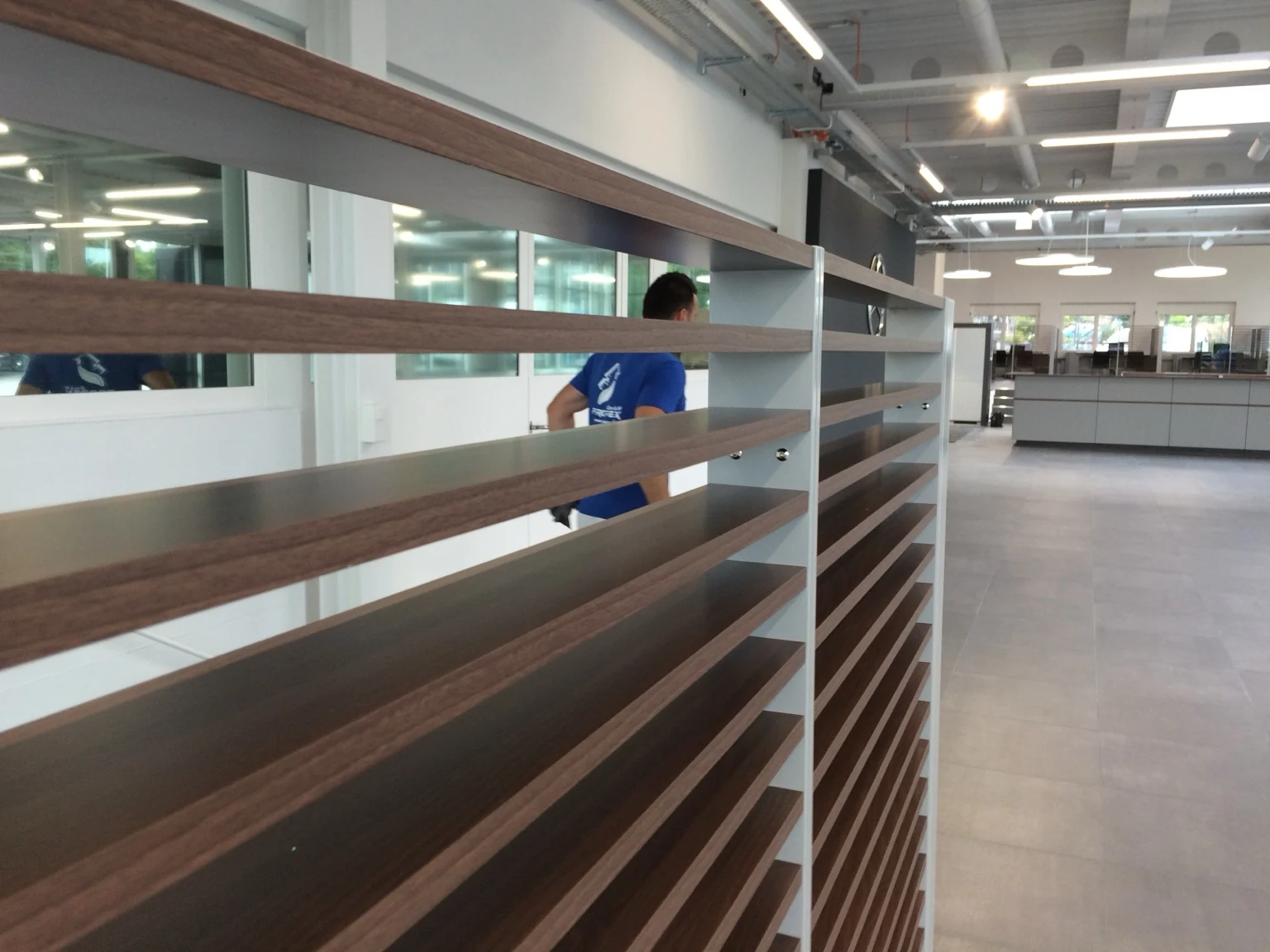 Regelmässige Unterhaltsreinigung eines modernen Gewerberaums durch Propex in Zürich.